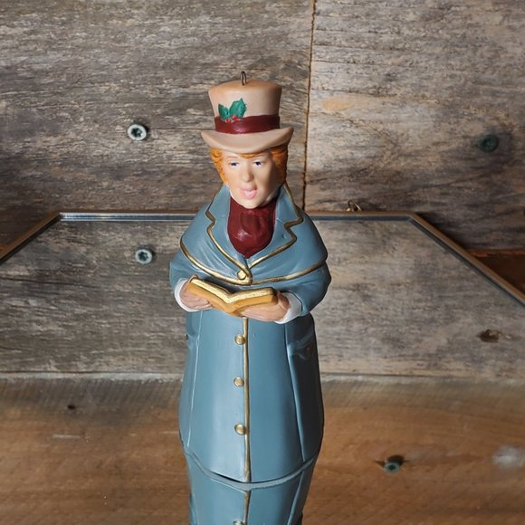 1992 HallMark Keepsake Ornament Dickens Caroler Bell Lord Chadwick - Picture 6 of 8